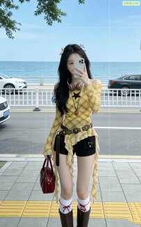 爱穿黄色衣服的苗条女